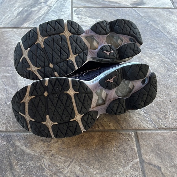 Mizuno wave creation 20, purple and black, size 8 - Picture 3 of 7